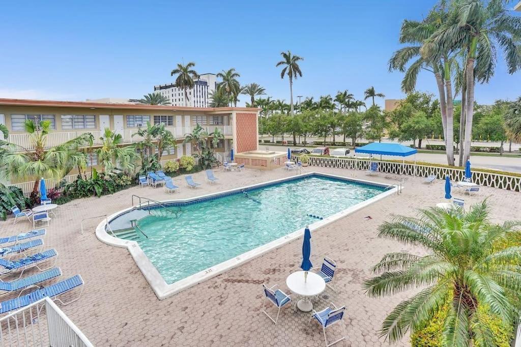 Hallandale Holiday Retreat Hollywood Boardwalk Халландейл-Бич Экстерьер фото